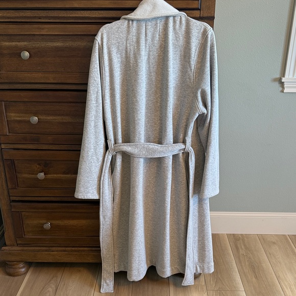 UGG Soft Gray Robe - Picture 5 of 9